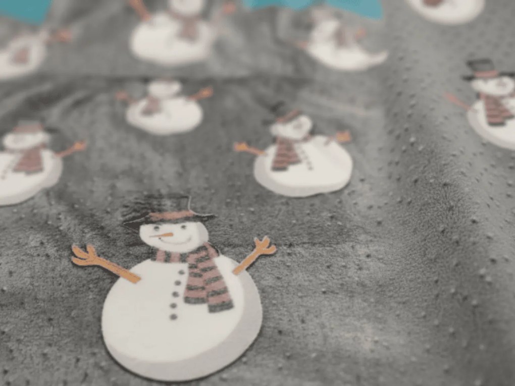 Svietiaca vianočná mikroplyšová deka SNOW BUDDY, sivá Rozmer: 150 x 200 cm