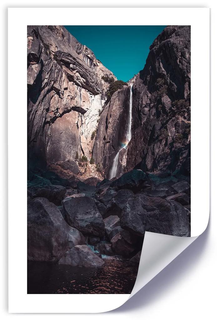 Gario Plagát Vodopád medzi vysokými skalami Farba rámu: Bez rámu, Rozmery: 20 x 30 cm
