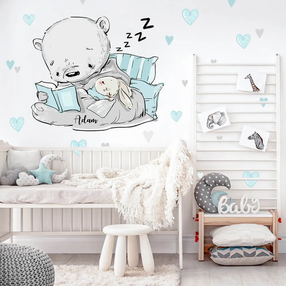 Samolepka na stenu - Medveď s knihou a zajačikom so srdiečkami