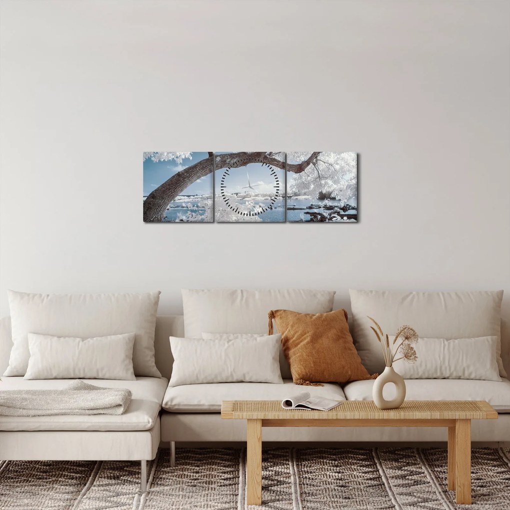 Obraz zasneženého stromu pri vode (s hodinami) (90x30 cm)