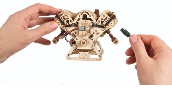 Ugears - 3D drevené mechanické puzzle Motor V8