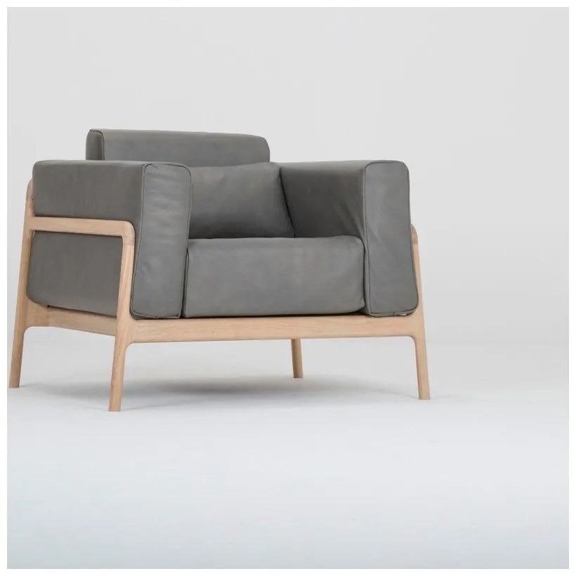 Tmavosivé kreslo z byvolej kože s konštrukciou z masívneho dubového dreva Gazzda Fawn