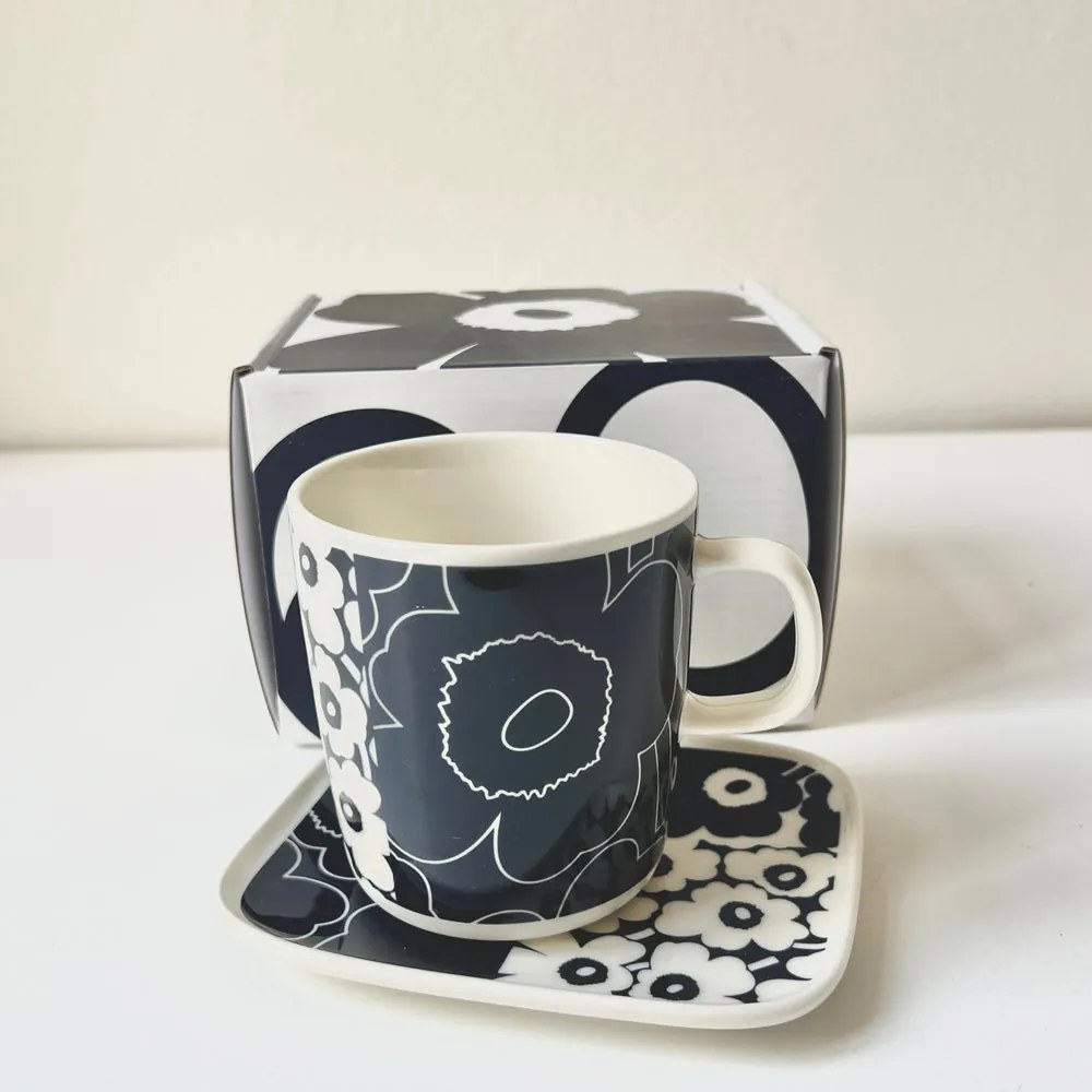 Marimekko Set Oiva Kollaasi Unikko veľký hrnček a tanierik Unikko 60th Anniversary tmavo modrý