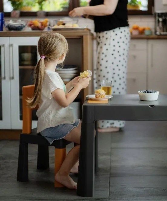 Detský stolček s dvoma stoličkami TEGGI MULTIFUN - grafitový/horčicový