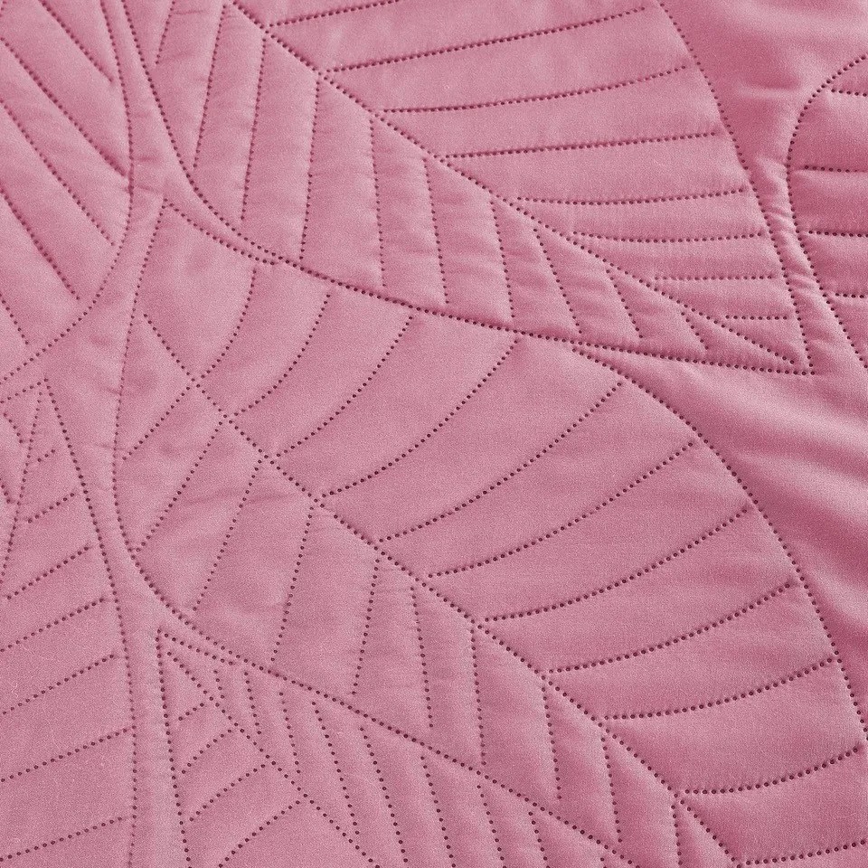 Ružový prehoz na posteľ so vzorom LEAVES Rozmer: 200 x 220 cm
