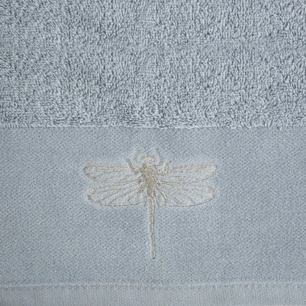 Osuška v modro-sivej farbe s výšivkou vážky prešívanou striebornou niťou Šírka: 50 cm | Dĺžka: 90 cm