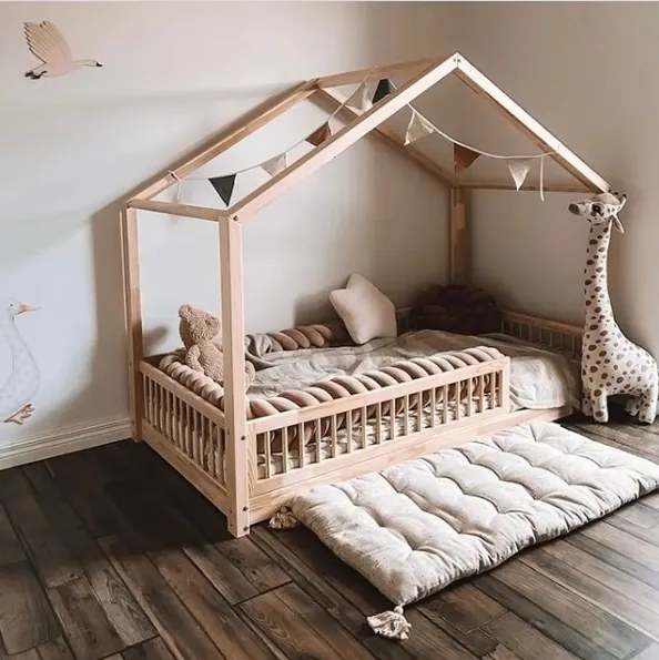 Detská domčeková postieľka Housebed so zábranou (okrúhle priečky) - 60 x 120 cm / prírodná