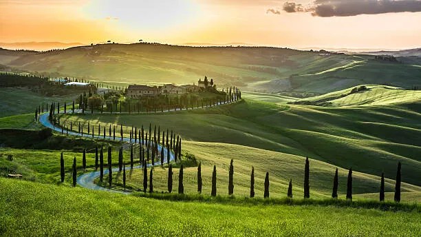 Fotografia Sunset over the winding road with, Shaiith