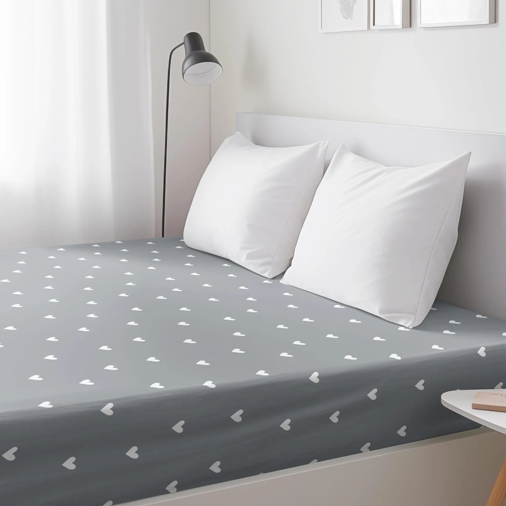 Goldea bavlnená napínacia plachta - srdiečka na sivom 80 x 200 cm