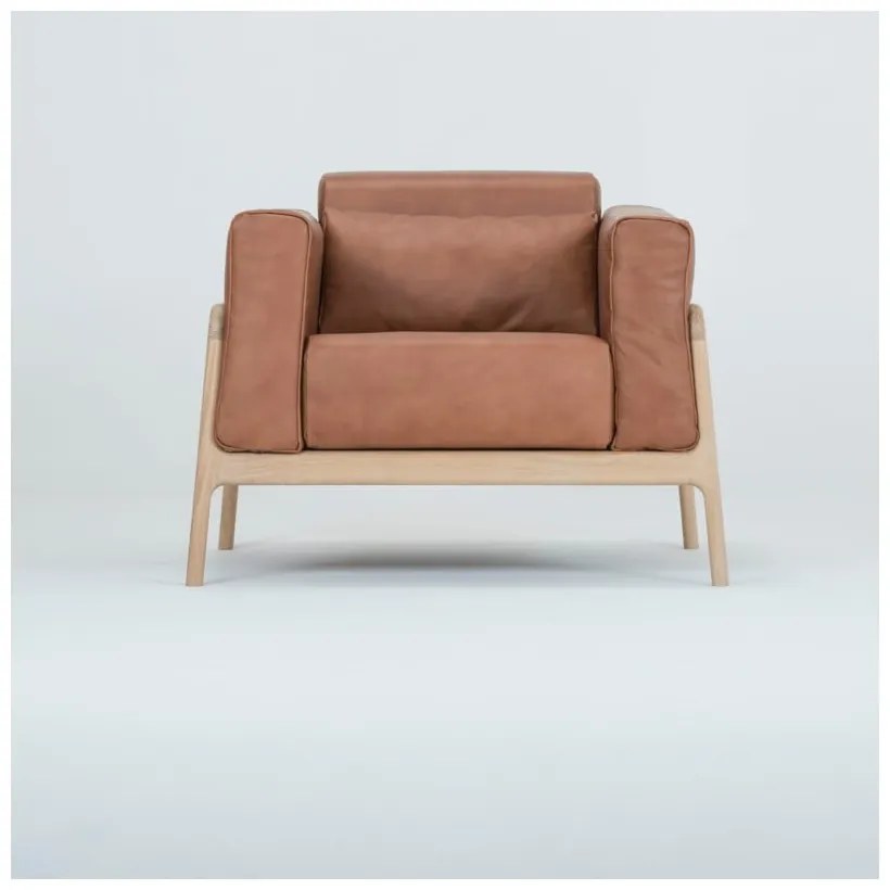 Koňakovohnedé kreslo z byvolej kože s konštrukciou z masívneho dubového dreva Gazzda Fawn