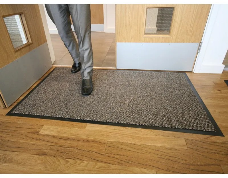 Ekonomická polypropylénová čistiaca rohož, 60 x 90 cm, hnedá