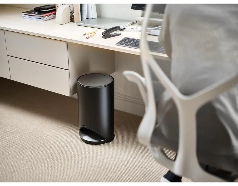Matne čierny nášľapný kovový odpadkový kôš 10 l Arc – Joseph Joseph