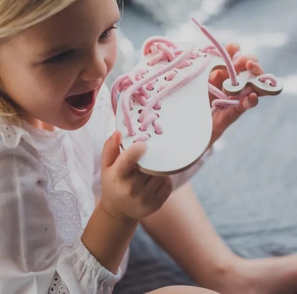 Montessori drevená prepletacia hračka - veľryba