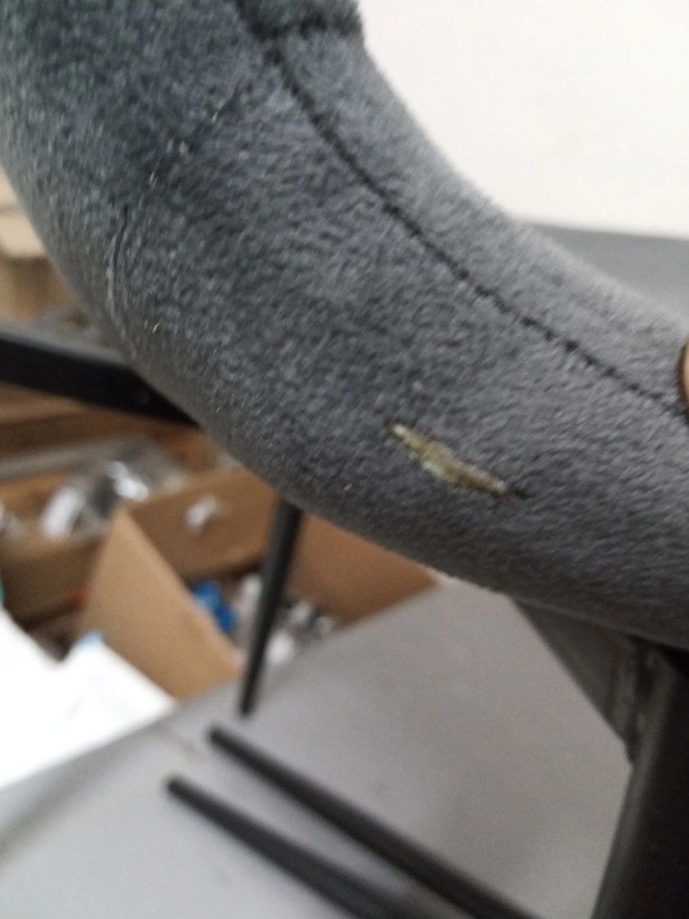 AKCE Tmavo sivá zamatová stolička ASTI s čiernymi nohami II. akosť