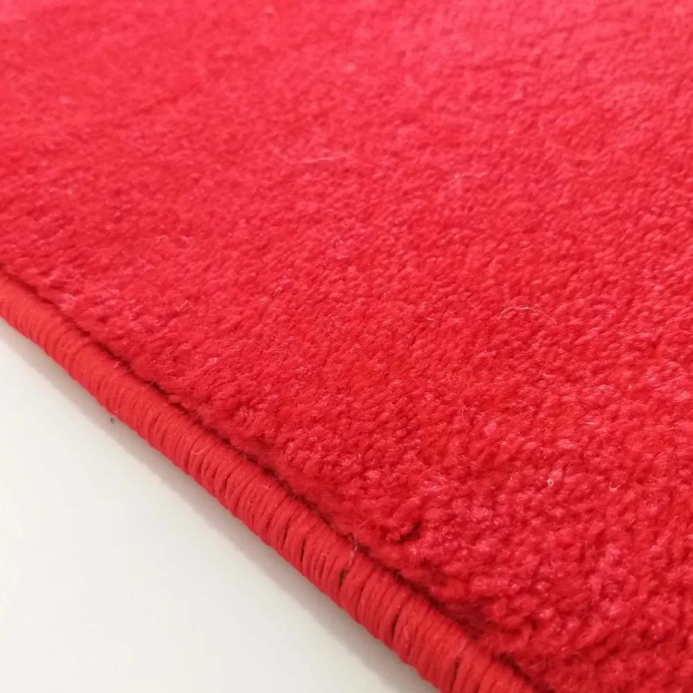 Jednofarebný koberec červenej farby