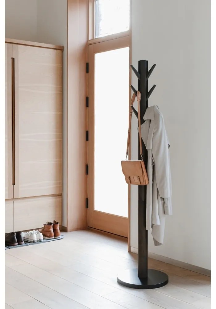 Čierny prírodný vešiak z kaučukového dreva Flapper - Umbra