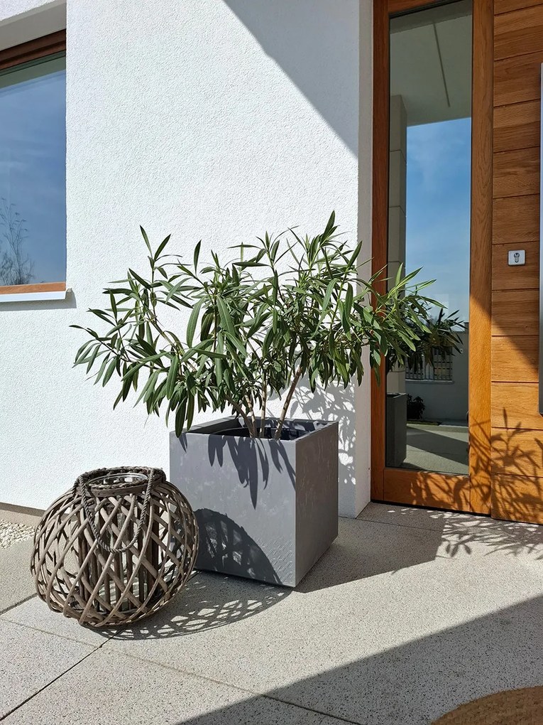 PLASTOVÝ KVETINÁČ NA KOLIESKACH BETONIQUE 40X40 CM IMITÁCIA BETÓNU SIVÁ