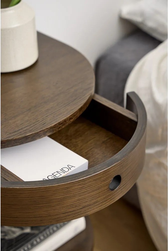 Nočný stolík v dekore duba v tmavoprírodnej farbe Paron – Actona