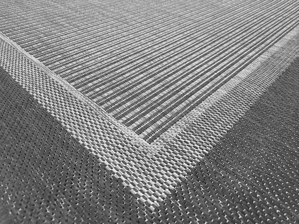 Koberec Eqos 0001GREY – sivý obdĺžnik s jemným vzorom Rozmer: 60x100 cm
