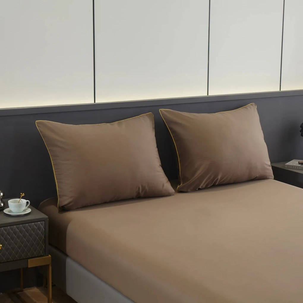 Dekorstudio Elegantné posteľné obliečky s lemovkou PGW - 05 v hnedej farbe Rozmer posteľných obliečok: Šírka x Dĺžka: 140x200cm + 1ks 70x80 cm