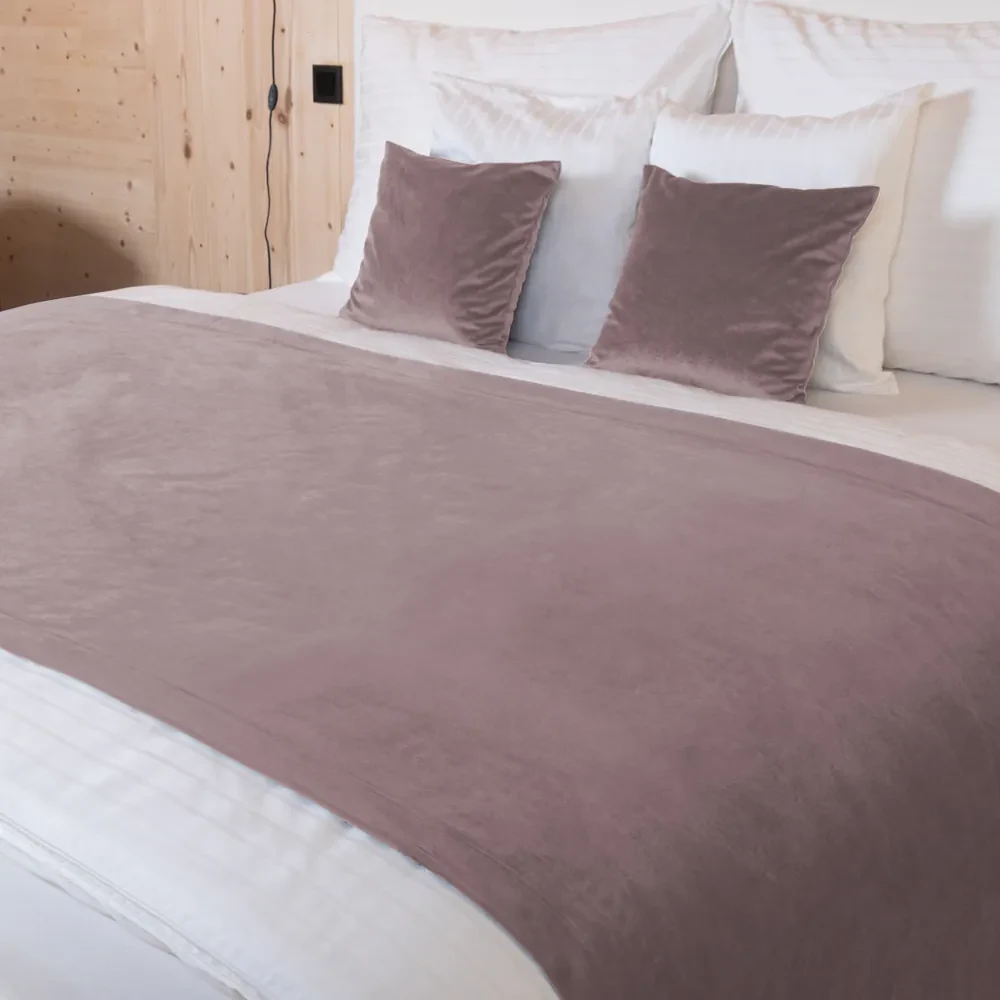 Biante Zamatový prehoz/behúň na posteľ Velvet Prémium SVP-031 Tmavo staroružový 60x220 cm