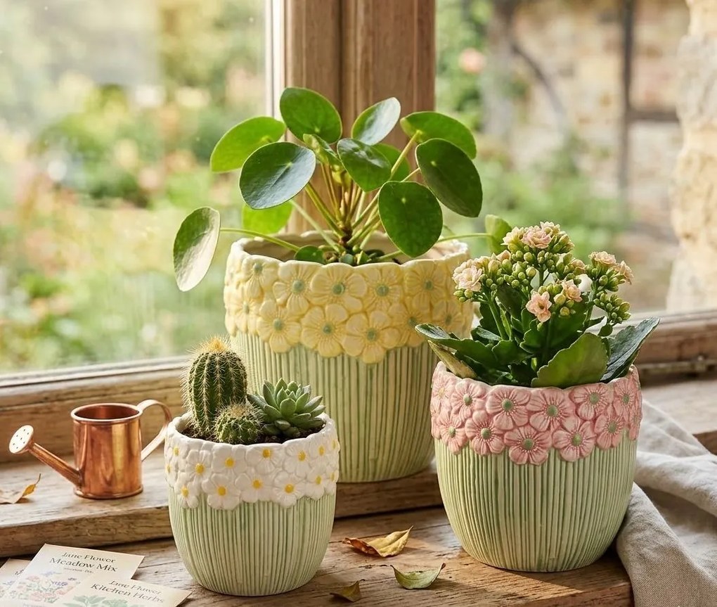 Ružovo-zelený obal na kvetináč s reliéfom kvetov Jane Flower - Ø 15*13 cm