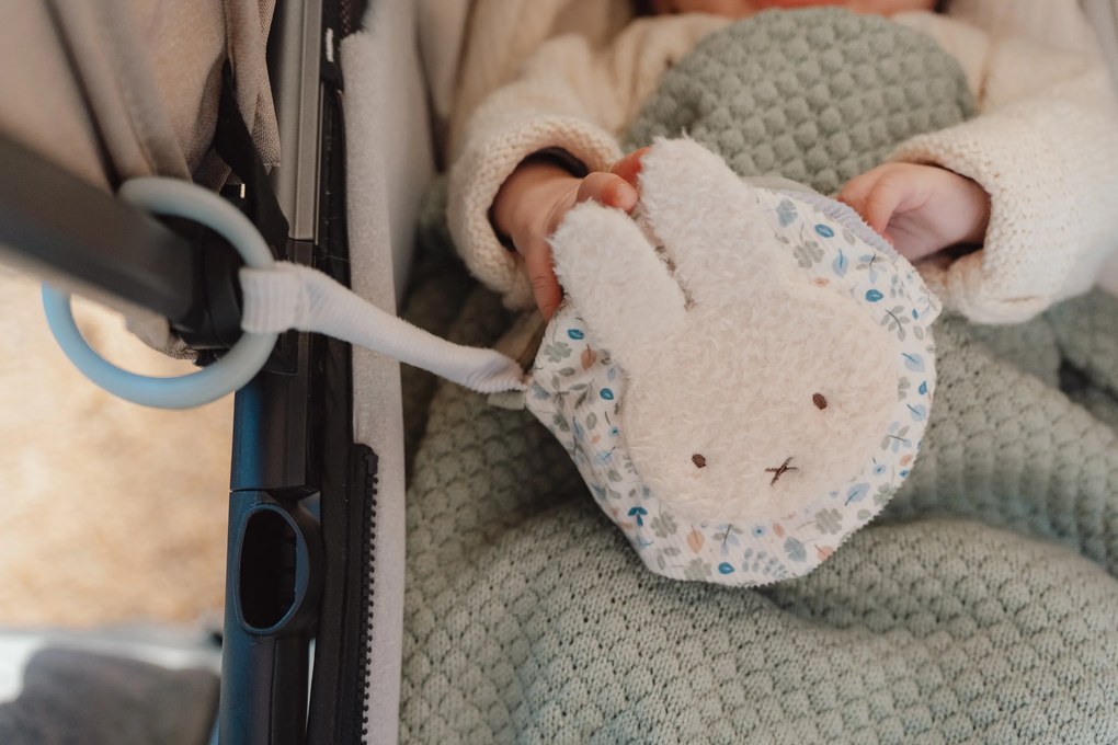 Závesná textilná knižka králiček Miffy Lucky Leaves