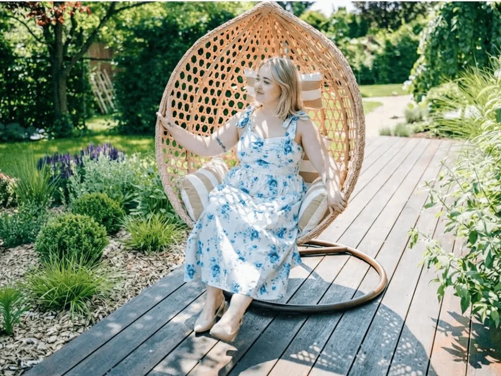 Svetlohnedé závesné kreslo TROPIKAL so stojanom