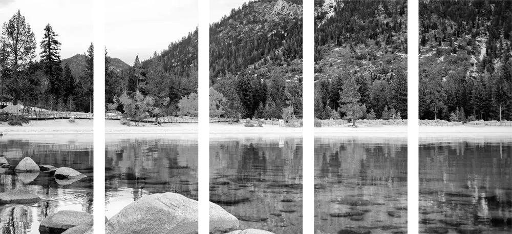 5-dielny obraz jazero v nádhernej prírode v čiernobielom prevedení - 100x50