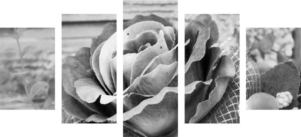 5-dielny obraz nádherná ružová ruža v čiernobielom prevedení