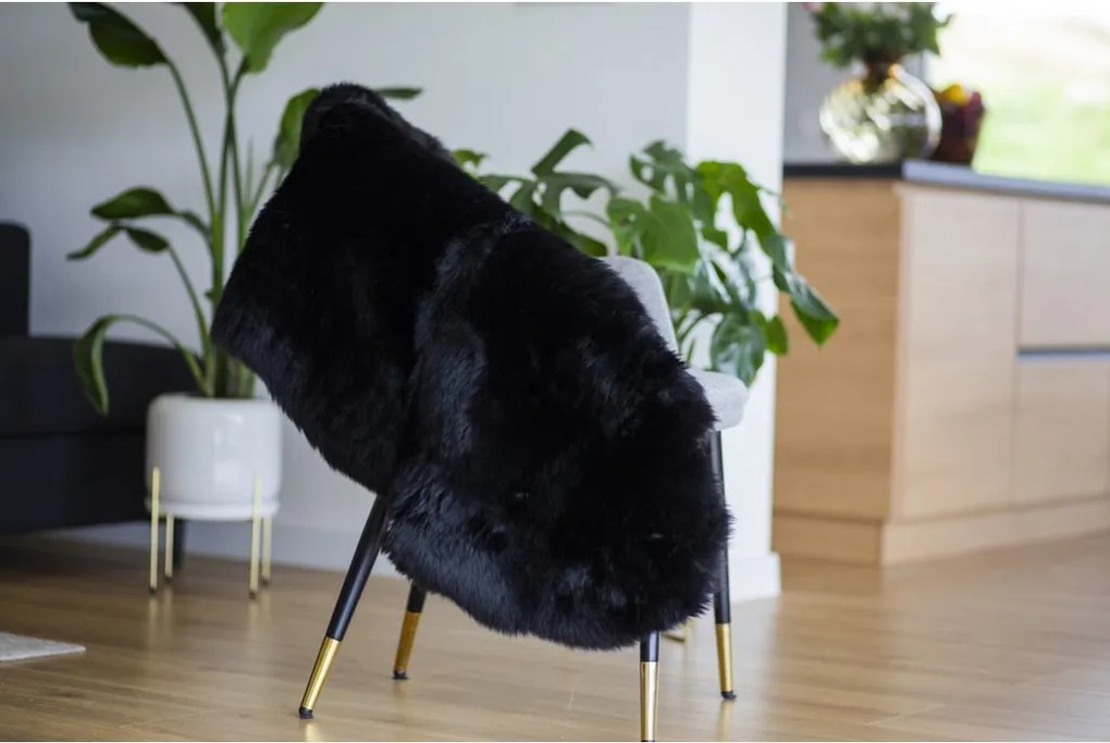 Ovčia kožušina čierna