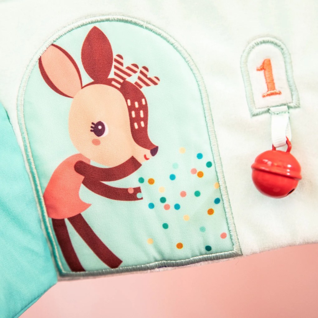 Lilliputiens - textilný panel do postieľky - domček jelenčeka Stelly a dráčika Joea