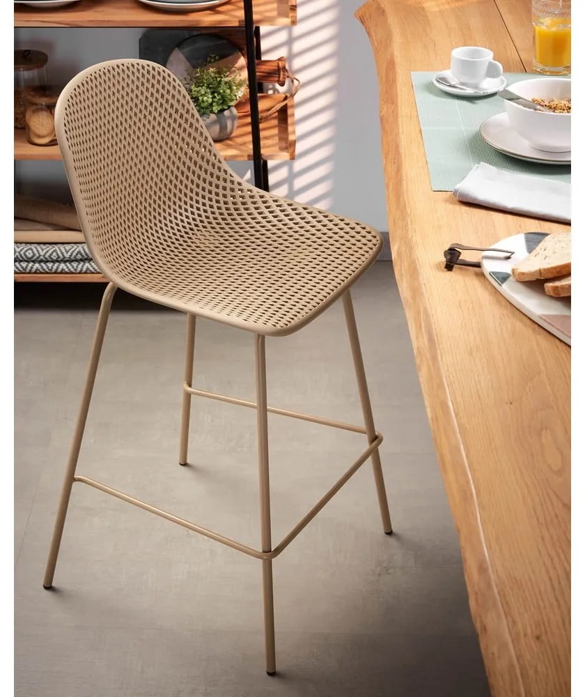 Béžová kovovo-plastová záhradná barová stolička Quinby – Kave Home