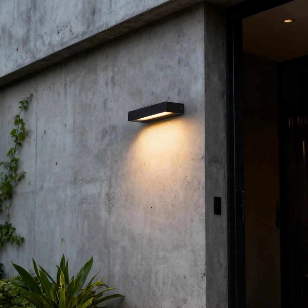 Moderná nástenná lampa čierna 22cm Vrátane LED IP65 - Hannah