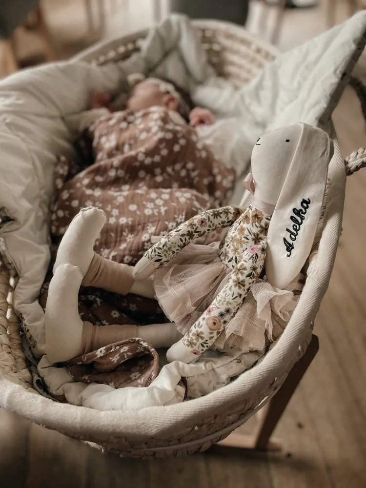 Plyšový zajačik jarné kvety v béžovej sukni s menom dieťaťa