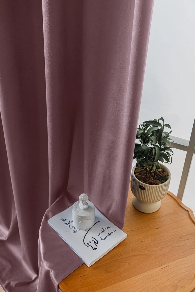 Svetlofialový zatemňovací záves VELVET 140x250 cm Zavesenie: Kovové krúžky