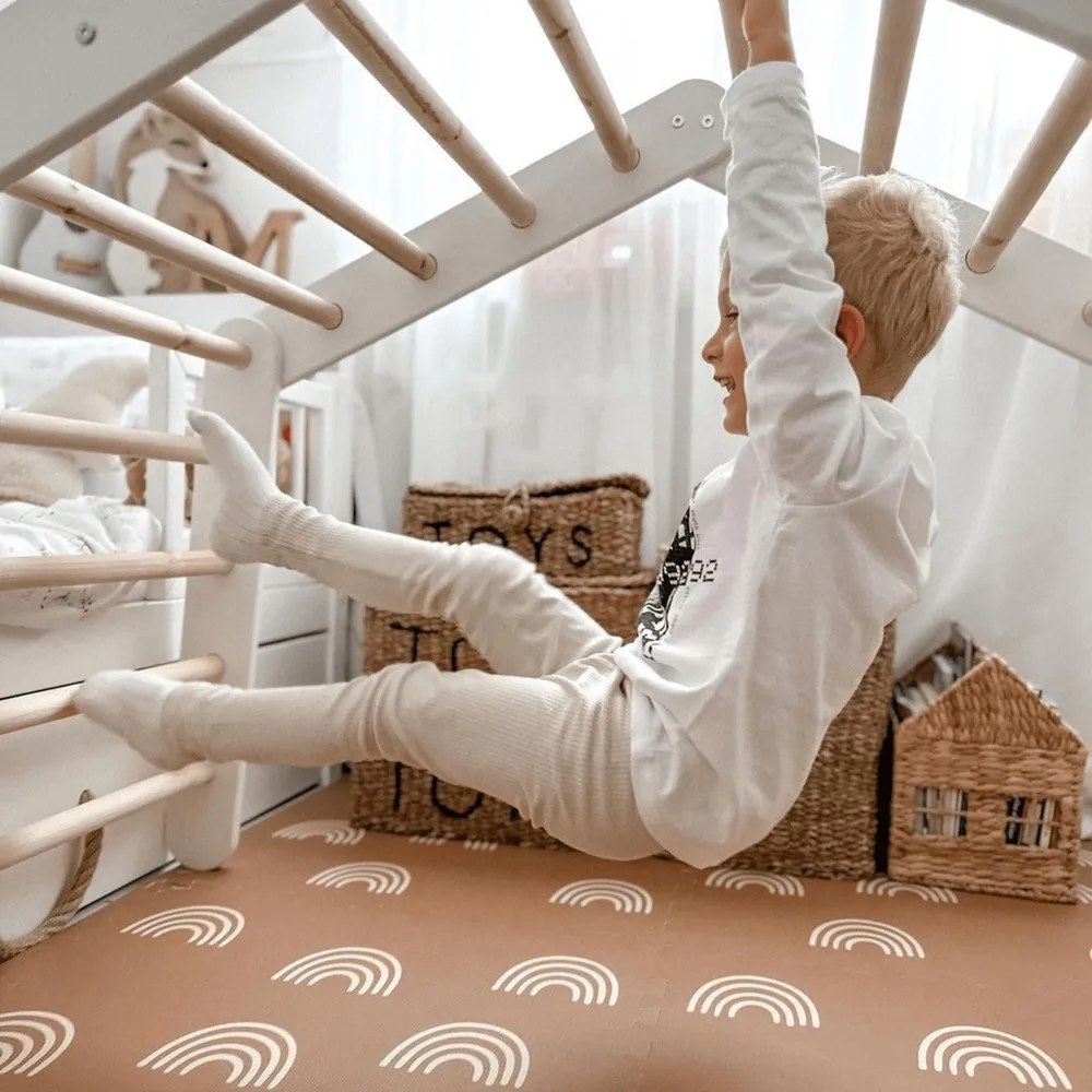 Sivý pikler trojuholník z borovicového dreva 61x112x94 cm Montessori – Meowbaby