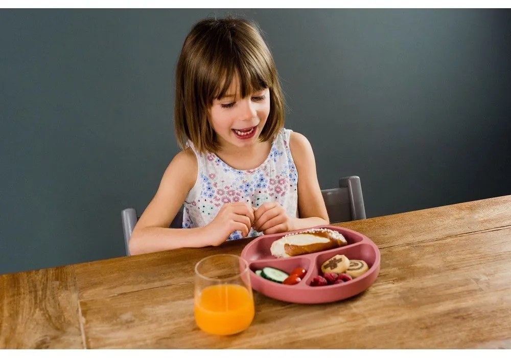 Silikónový detský tanier v tehlovej farbe 19x20,5 cm Dusky Pink – Kindsgut