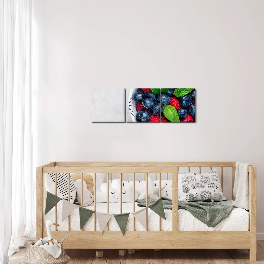 Obraz - miska s lesným ovocím (s hodinami) (90x30 cm)