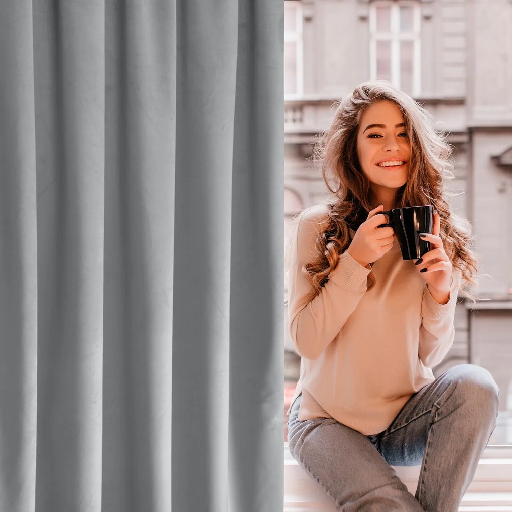 ZATEMŇOVACÍ ZÁVES NA KRÚŽKOCH ROSA 140X250 CM STRIEBORNÁ