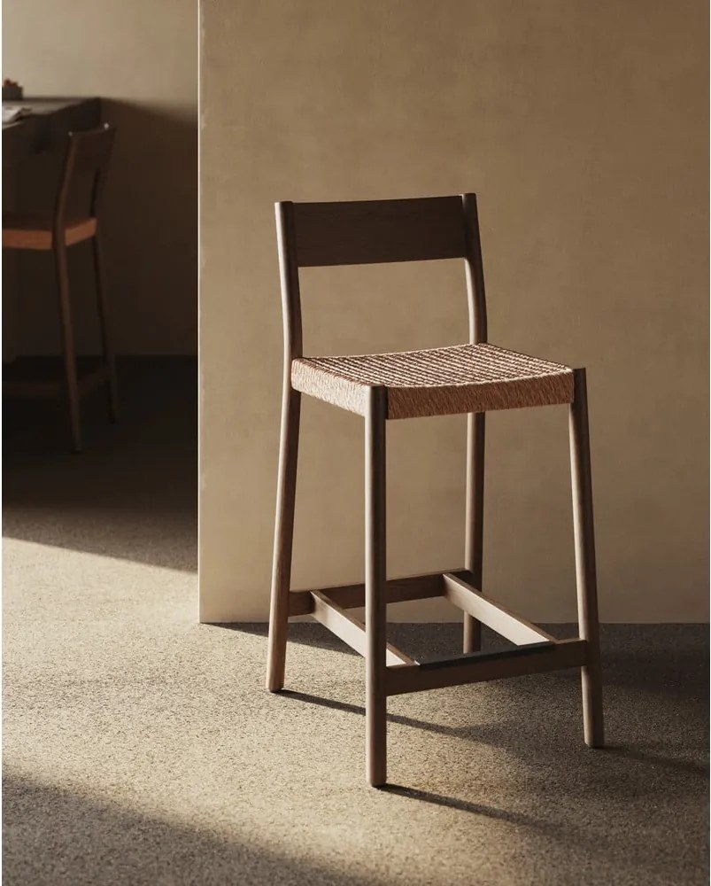 Hnedá/v prírodnej farbe barová stolička z dubového dreva (výška sedadla 65 cm) Yalia – Kave Home