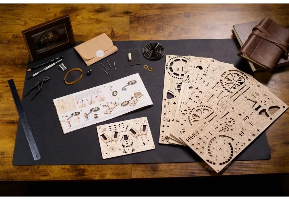 Ugears 3D drevené mechanické puzzle Hodiny motora