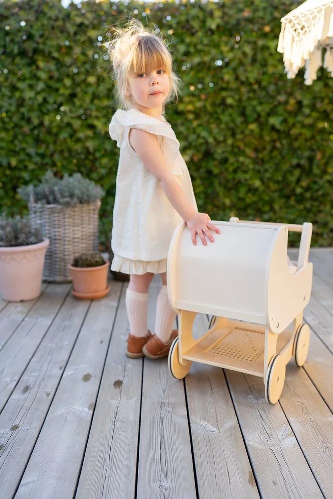 Drevený kočík pre bábiku
