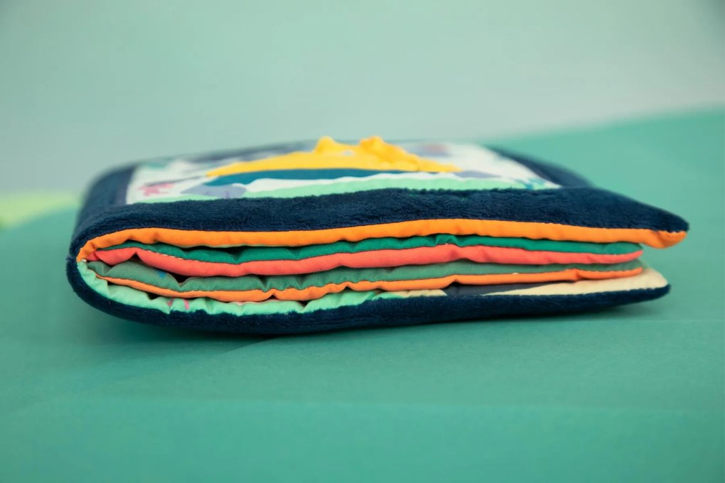 Lilliputiens - textilná knižka - Učíme sa obliekať - psík Jules