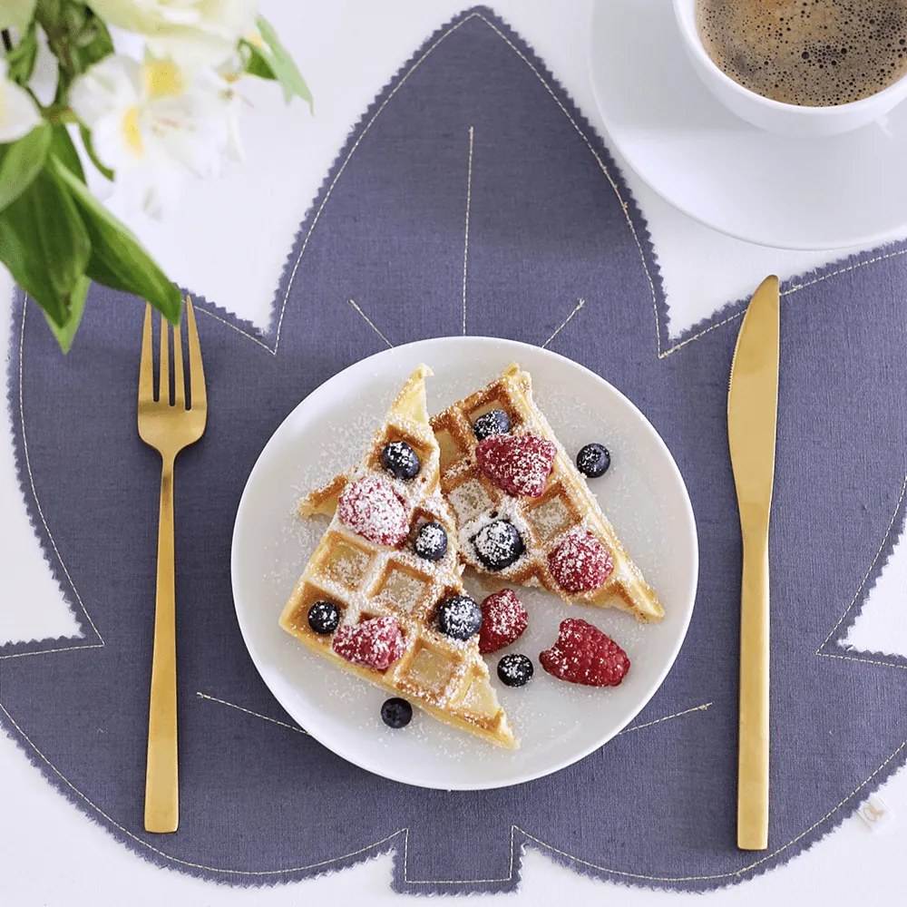 Ľanové prestieranie javorový list džínsová so zlatom 37x37cm