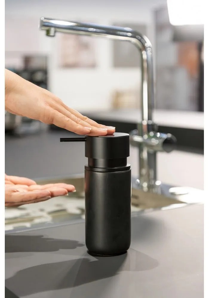Čierny keramický dávkovač mydla Wenko Black Outdoor Kitchen Silo