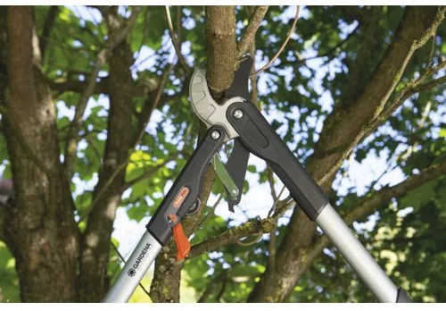 Nožnice na konáre Gardena Comfort SmartCut račňové kovadlinkové