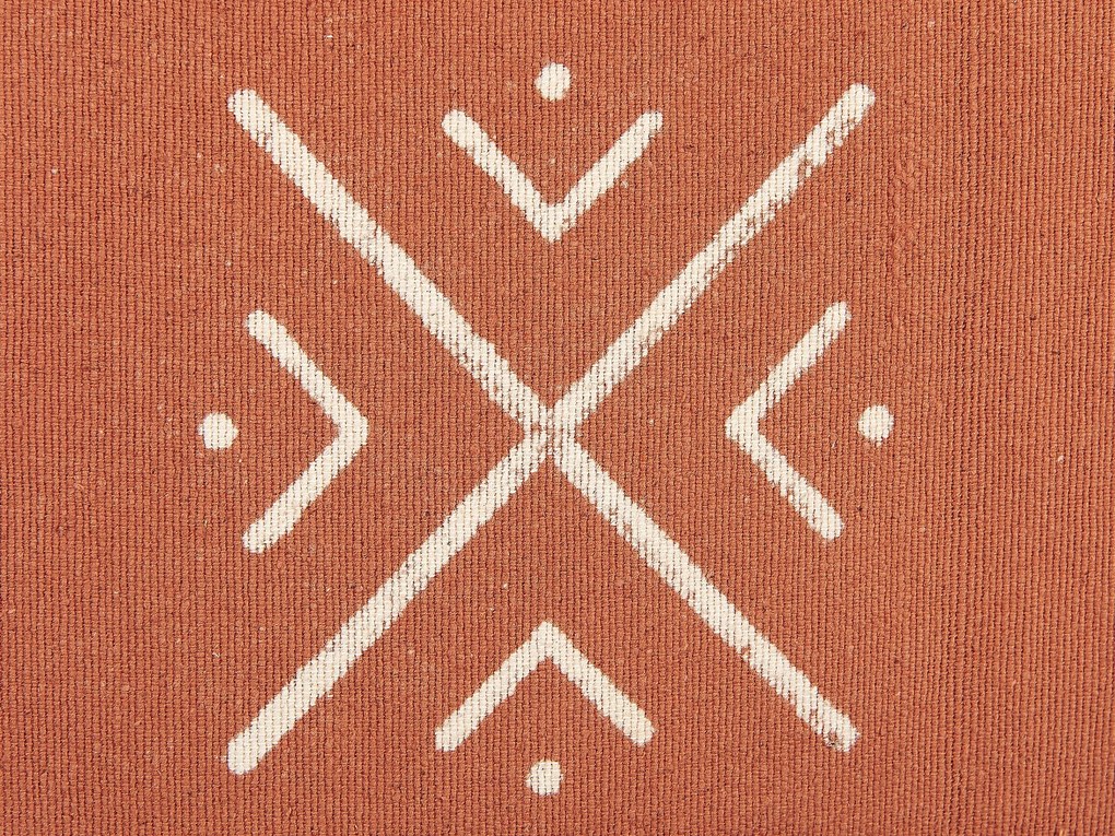 Bavlnený vankúš s geometrickým vzorom 45 x 45 cm oranžovo-biely VITIS Beliani