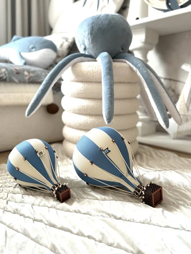 Dekoračný lietajúci balón modrá/krémová – dekorácia do detskej izby L-50cm x 30cm