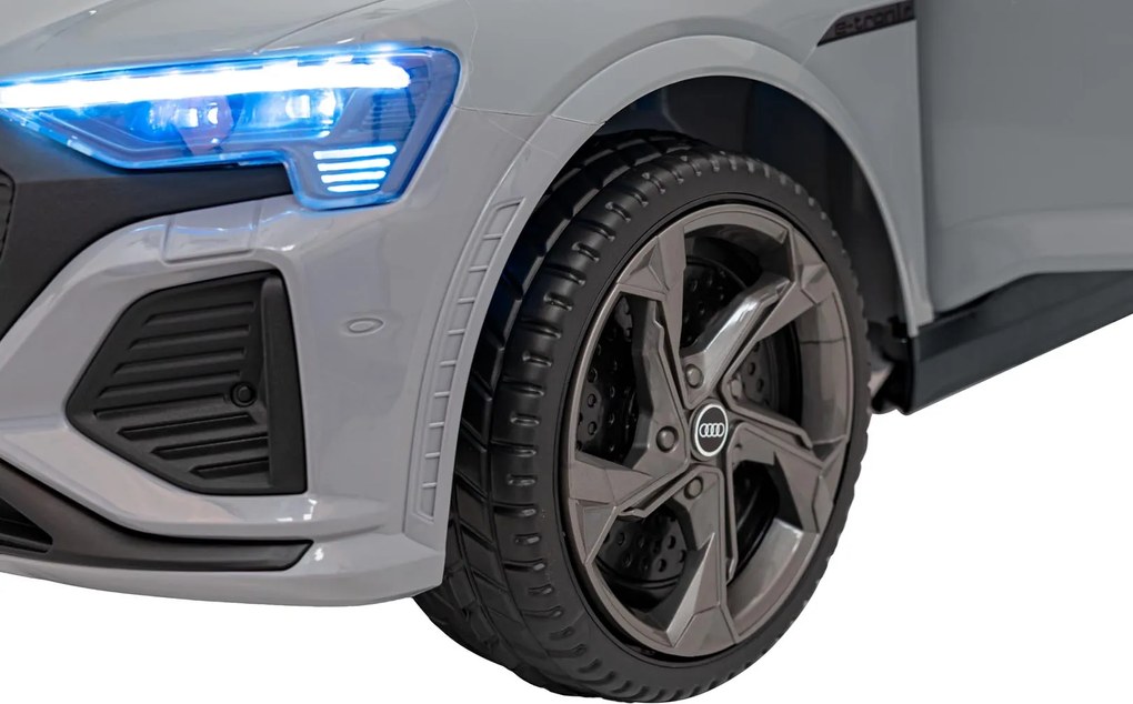 Ramiz Audi SQ8 vozidlo Sivá